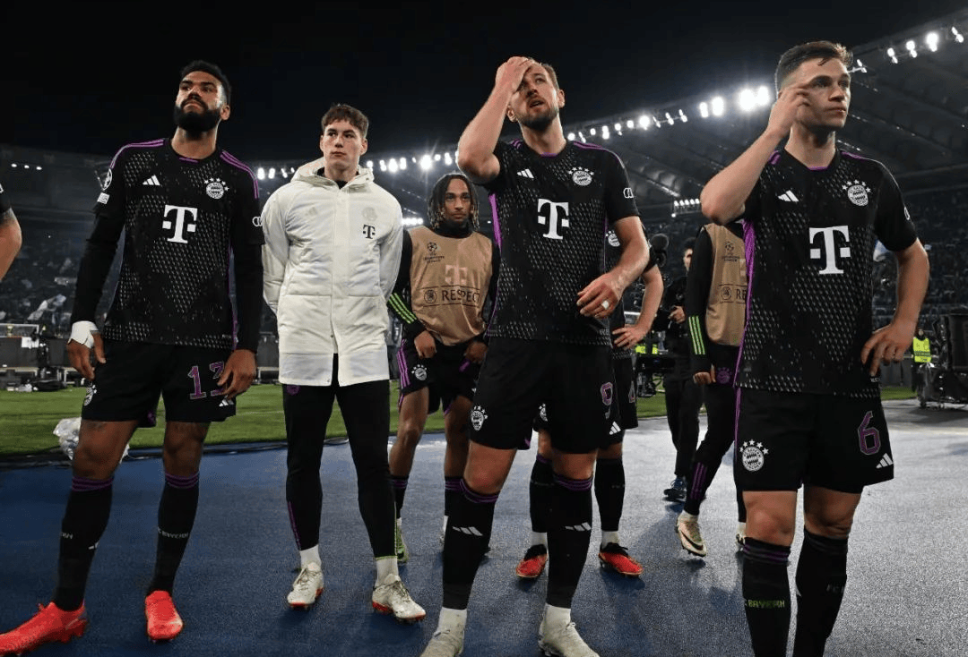 腿软！男子在1800米高空踢球：球场无护栏 致敬C罗 最后跳伞降落