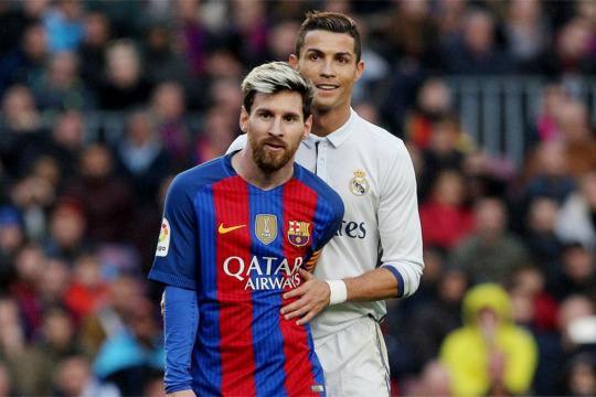 庆祝欧洲杯夺冠，英格兰女足前锋凯莉在伦敦街头跳舞