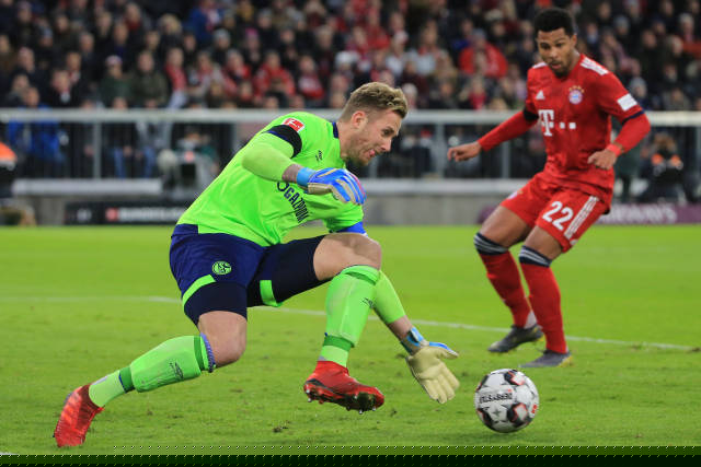 你故意的吧？范戴克防守传中时高举右手导致手球送点