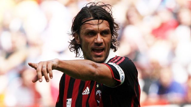 抽象！加纳乔一对一尝试假动作晃动带球过人，直接将球传给对手（离谱一幕！加纳乔单挑频做假动作欲过人，却将球直接送给对手）