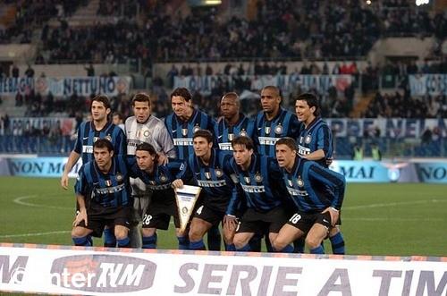 汪涵陪儿子马术比赛展现轻松生活面，体现家庭关怀与育儿智慧，引发网友热议。